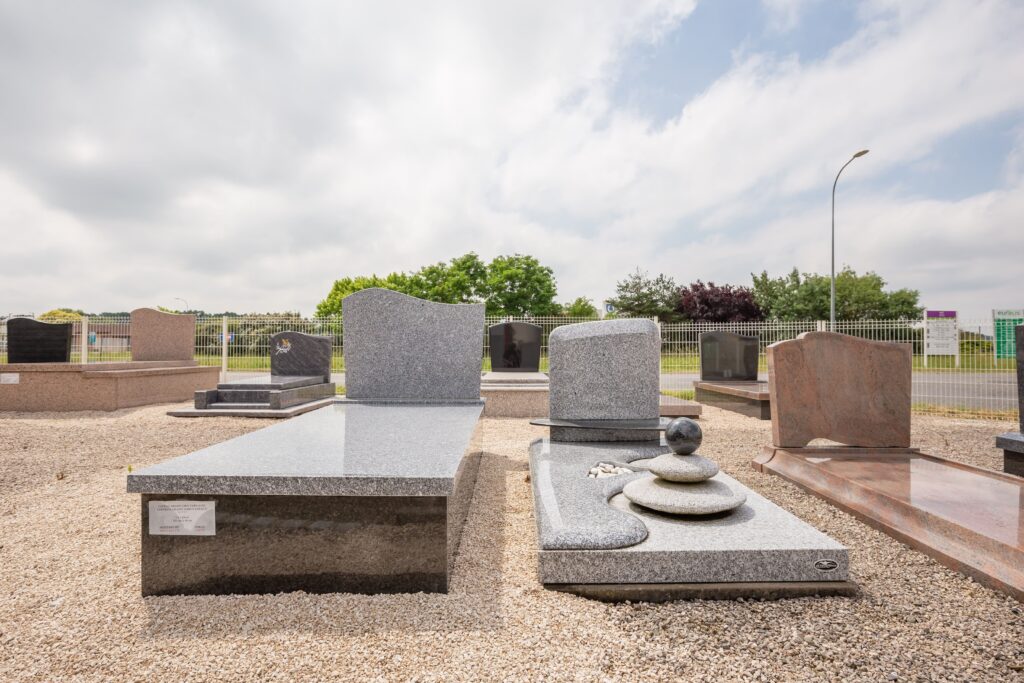 fleurs dans un vase dans un cimetiere