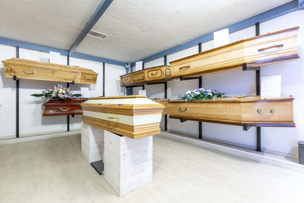 fleurs dans un vase dans un cimetiere